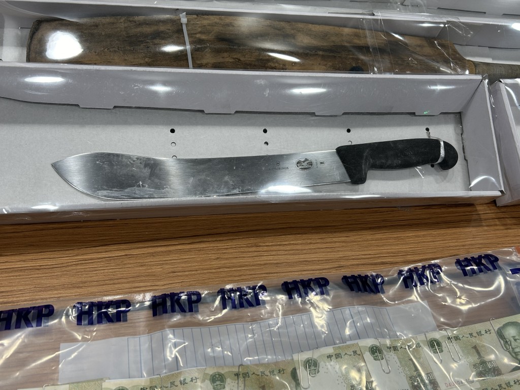 警方檢獲疑犯使用的鐵通、板球棍及牛肉刀。