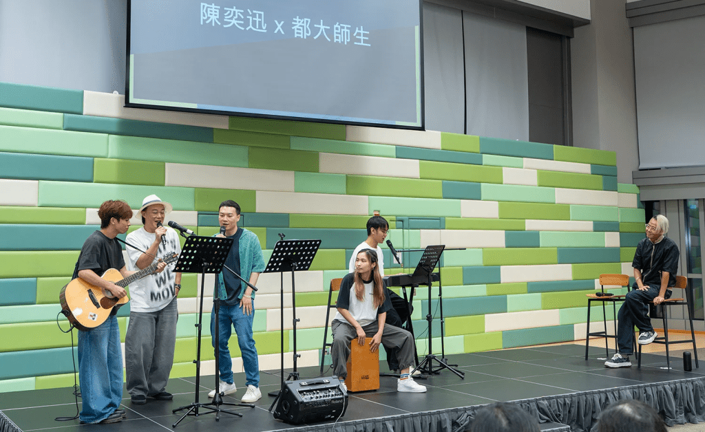陳奕迅與學生合唱《忘記歌詞》。(圖片來源:都會大學) 陳奕迅與學生合唱《忘記歌詞》。(圖片來源:都會大學)