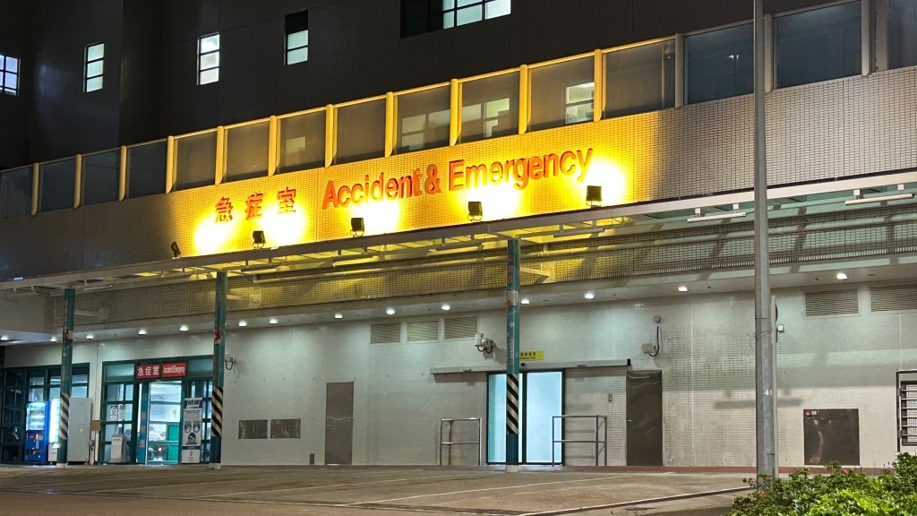 墮海女子送往將軍澳醫院後回復清醒。蔡楚輝攝 墮海女子送往將軍澳醫院後回復清醒。蔡楚輝攝