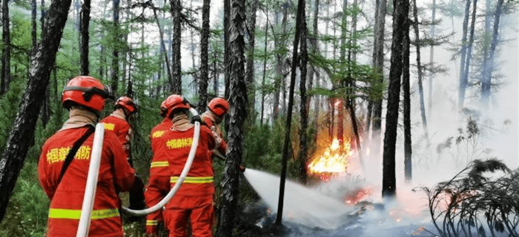 內蒙古大興安嶺森林火災多起各方緊急撲救火災現場。中新社