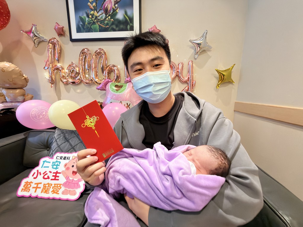 鍾先生對女兒出世感興奮。梁國峰攝 鍾先生對女兒出世感興奮。梁國峰攝