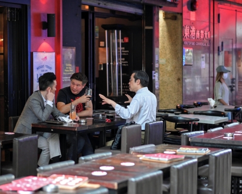 酒吧或酒館恢復營運後,在任何時間顧客人數均不得超過通常座位數目的一半。