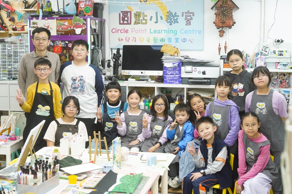 (後排左一)圓點小教室導師楊哥哥(圖片來源:受訪者提供) (後排左一)圓點小教室導師楊哥哥(圖片來源:受訪者提供)