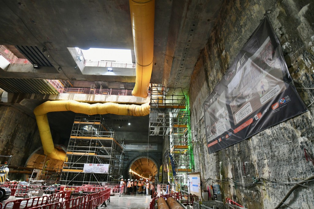 東涌西段由現有東涌站向西延伸建設,共約1.3公里新鐵路隧道。 東涌西段由現有東涌站向西延伸建設,共約1.3公里新鐵路隧道。