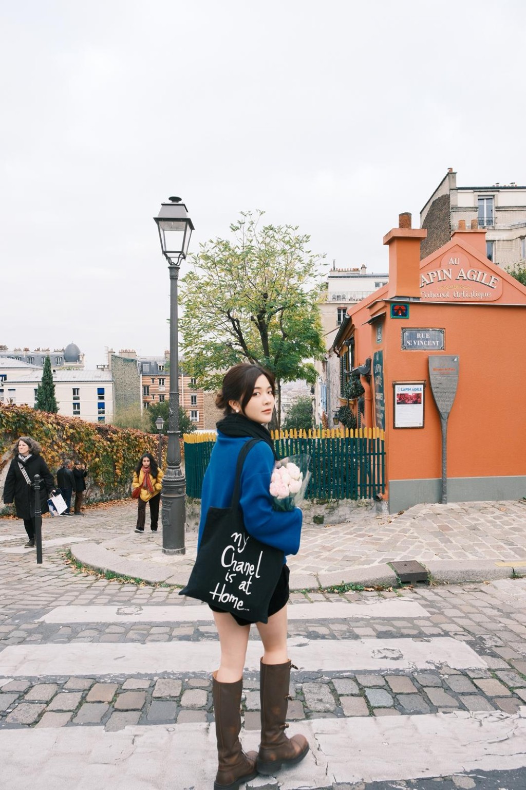 來自內地的Fiona自中學隨家人移民香港，後赴美國紐約攻讀金融專業，畢業後返港並進入一間美資投行從事二級市場工作，起步即實現年薪過百萬。