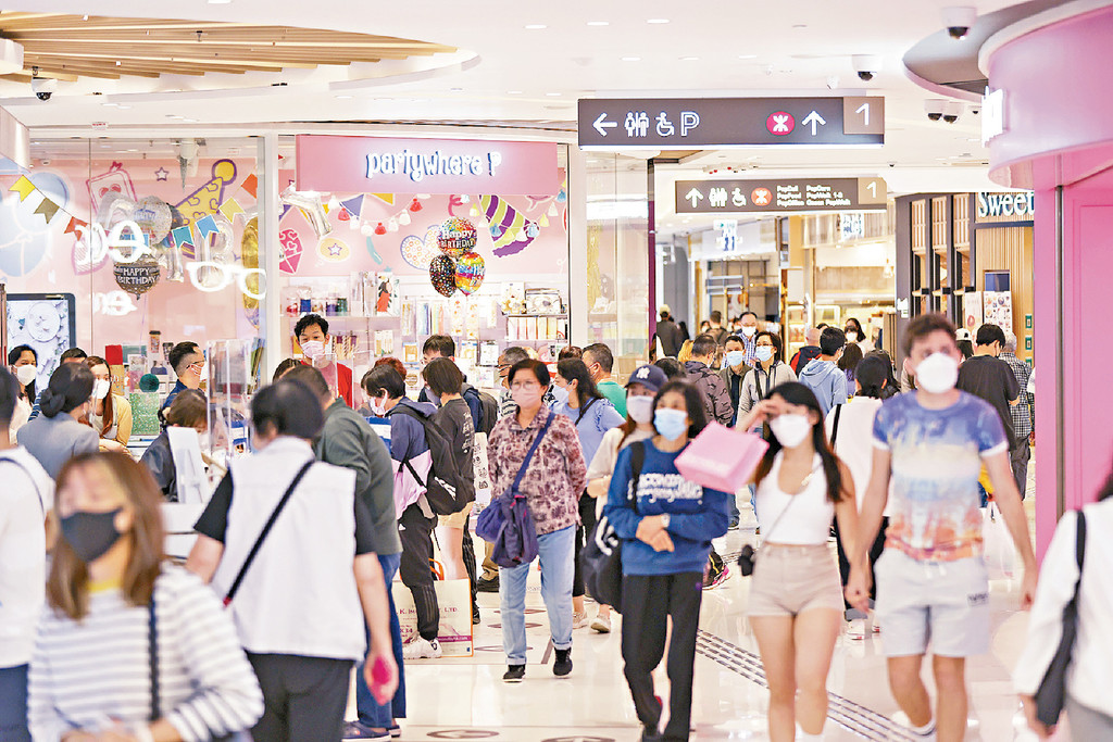 ■多重優惠吸引顧客到新地十二大商場購物，在剛過去的五一長假期，將軍澳中心人流暢旺。