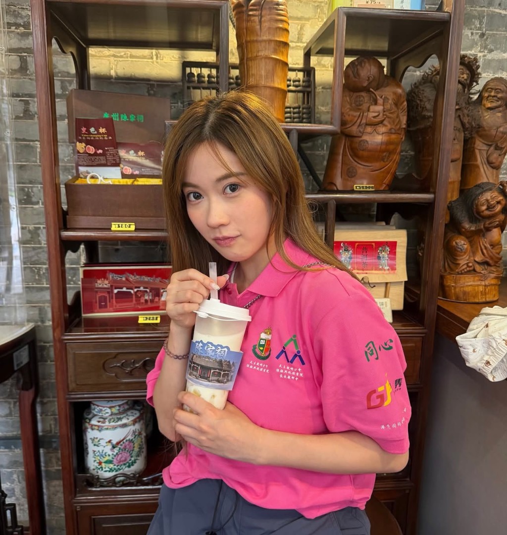 波波「美食新聞報道」主播上身，買珍珠奶茶消暑盡顯吃貨本色。