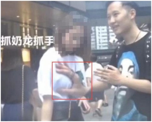 一段「用街頭魔術襲胸並收號」的片段早前在成都瘋傳。