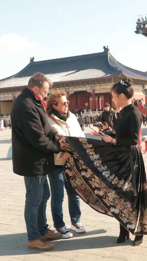 上周六（16日），张慧仪在抖音发布了一条视频，视频开端就看到一名中年老外，竟斗胆在公众场所拉起张慧仪的裙脚。