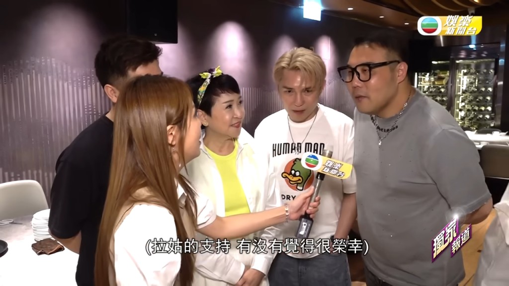 劉洋則表示,因忙於綵排,未能看到狄波拉兒子謝霆鋒演唱會感到遺憾。 劉洋則表示,因忙於綵排,未能看到狄波拉兒子謝霆鋒演唱會感到遺憾。