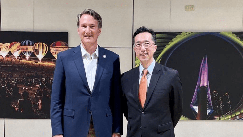 台外交部北美司司長徐佑典(右)於機場歡迎美國維吉尼亞州州長楊金(Glenn Youngkin)(左)率團訪台。台外交部