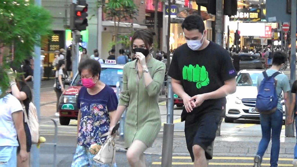 步入維園前,猷啟仍不時頭耷耷、玩手指,好似扮晒唔識身旁女伴咁。