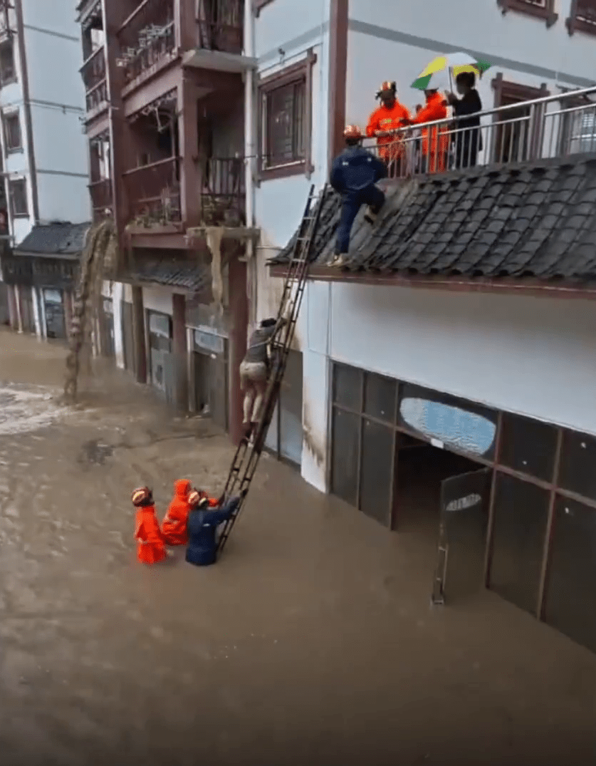 受困陽台女住戶獲救。 受困陽台女住戶獲救。