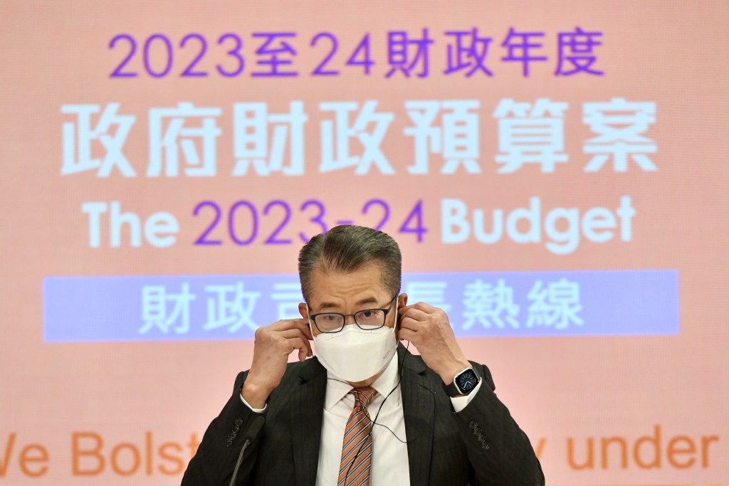 《财政司司长热线》，陈茂波阐述财政预算案。（卢江球摄）