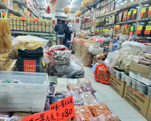 葵涌石蔭路金祿樓地下一間海味舖遭爆竊,損失約20萬元貨物。