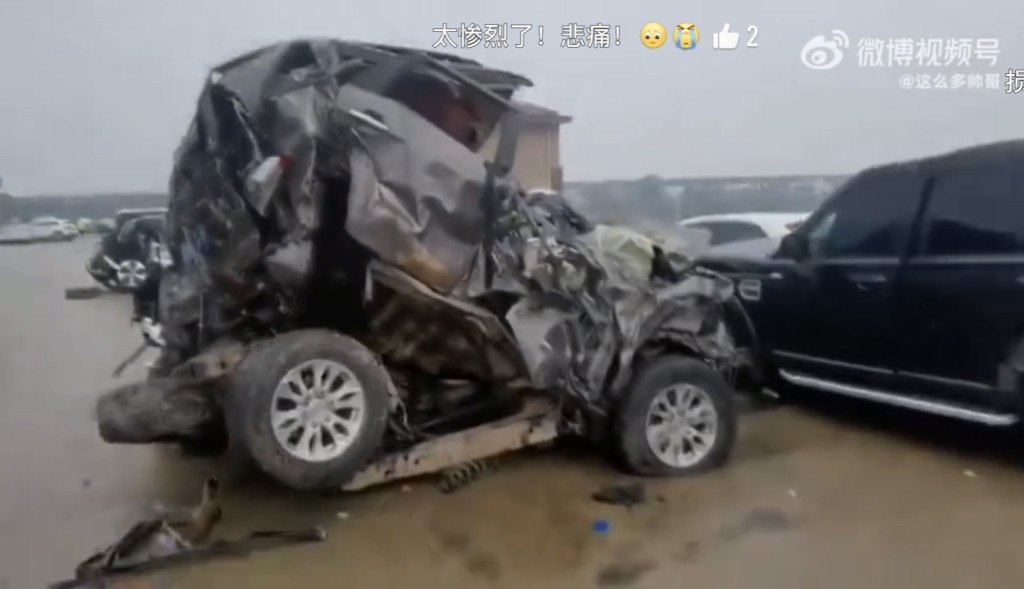 湖南公路49車追撞，涉事車輛嚴重損毀。 網上圖片