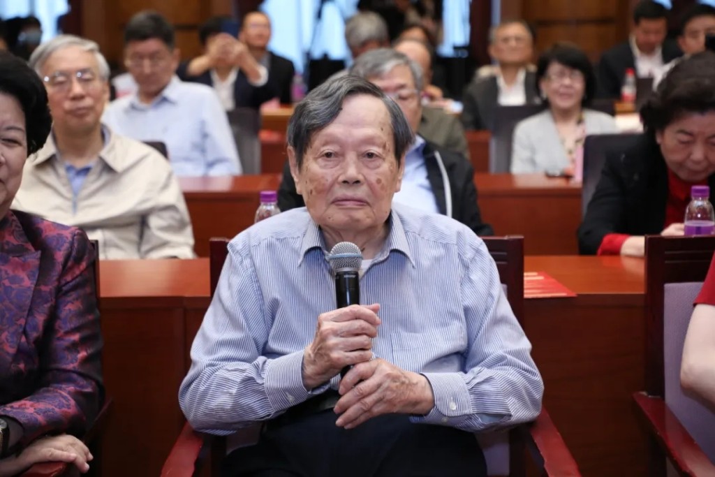 2021年楊振寧在清華大學舉行的「楊振寧先生學術思想研討會」上講話。 2021年楊振寧在清華大學舉行的「楊振寧先生學術思想研討會」上講話。