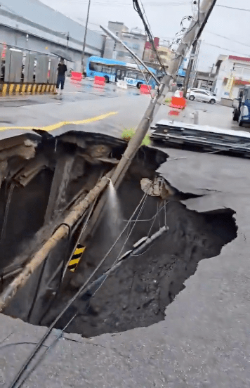 釜山市更有马路因天雨出现路陷，形成长约10公尺的“天坑”。