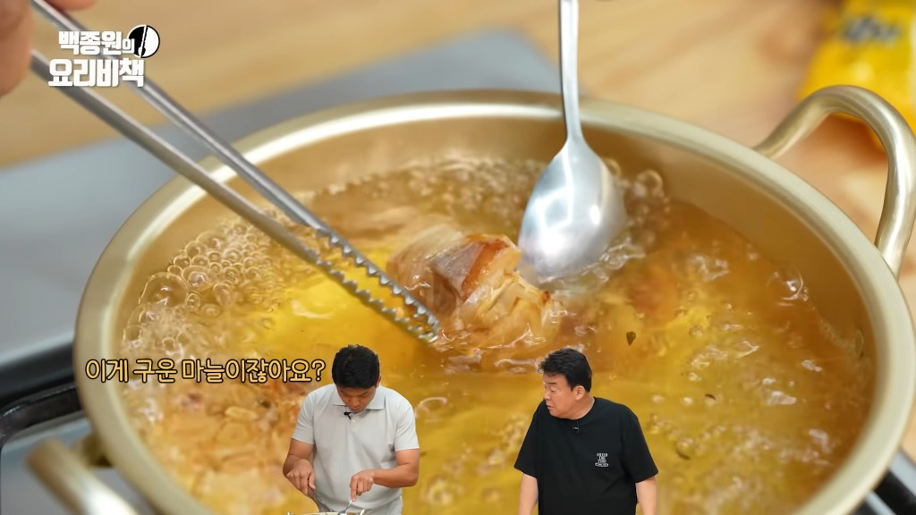 安成宰在片中示範煮一道名為「大蒜湯拉麵」的料理，安成宰強調大蒜需先烘烤過，再將烤好的大蒜放入冷水中煮沸。