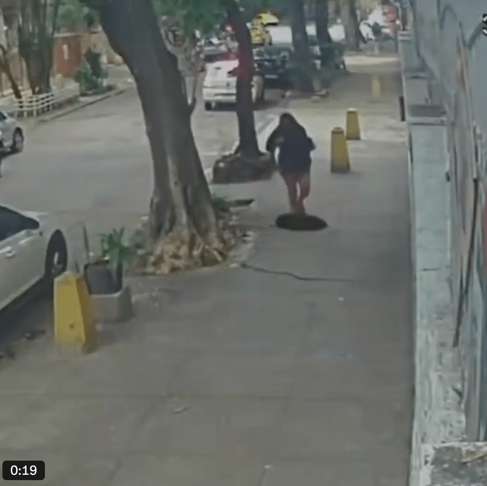 当她行经涉事街道时，完全没有察觉脚下的坑渠盖已变成夺命陷阱。