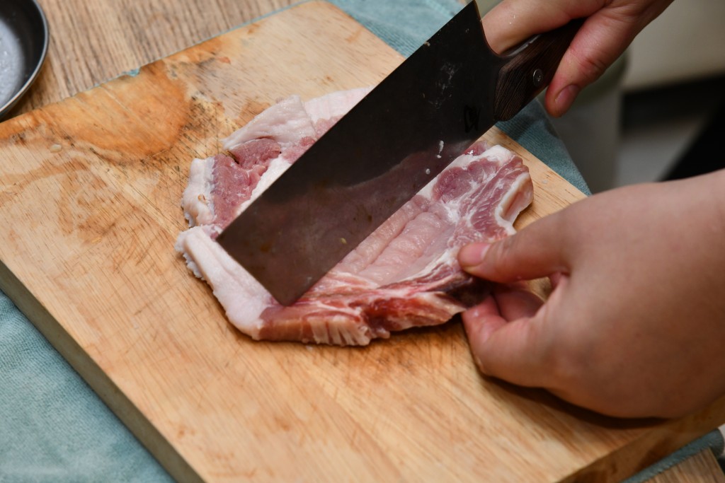Step 1: 豬扒洗淨、抹乾，用刀背拍鬆。Clean the pork chops and pat dry, pound with the back of a knife.