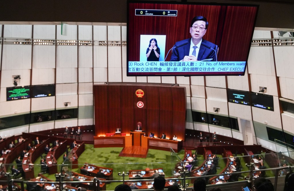 李家超回應議員意見。(吳艷玲攝) 李家超回應議員意見。(吳艷玲攝)