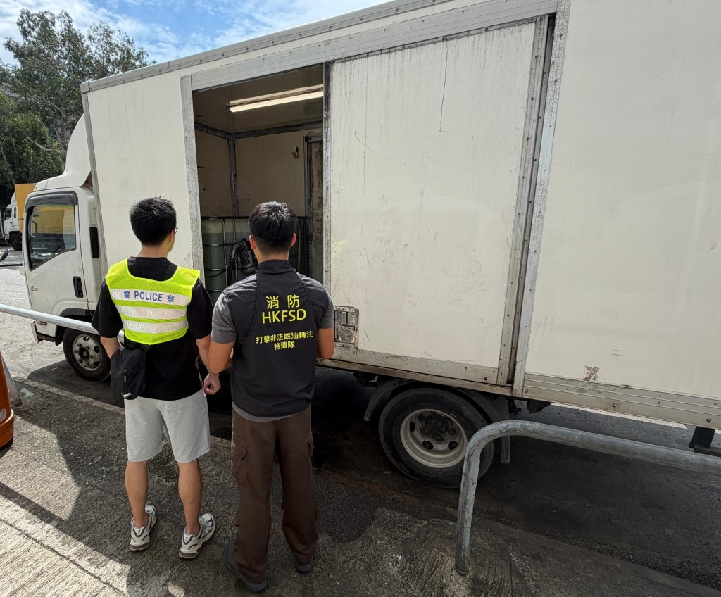 消防处打击非法燃油转注特遣队联同青衣分区特遣队打击非法加油站。 消防处打击非法燃油转注特遣队联同青衣分区特遣队打击非法加油站。