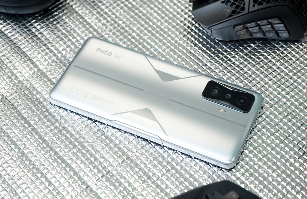 外形设计未有加入太多电竞元素，但X字形机背还是带点独特风格。