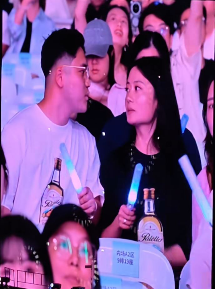 萧敬腾演唱会KISS CAM下，男子惨食“柠檬”。抖音＠ 丶我不知道叫什么