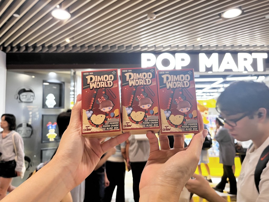因是盲盒發售,粉絲要買多個盲盒才能購得心頭好。 因是盲盒發售,粉絲要買多個盲盒才能購得心頭好。