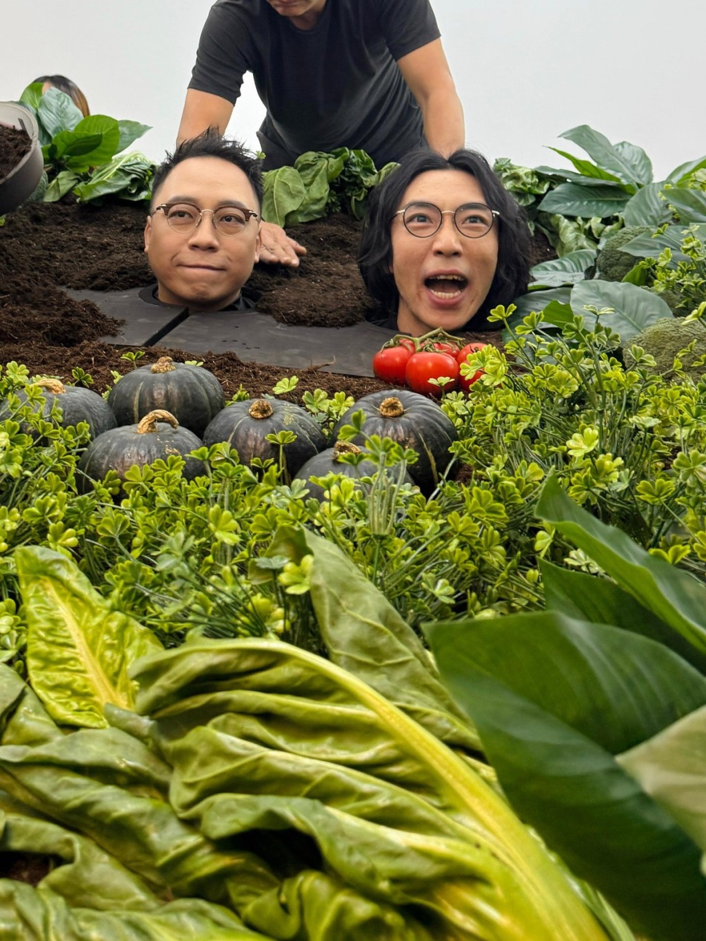 工作人员真的动用大量真泥土将两人身体覆蓋。