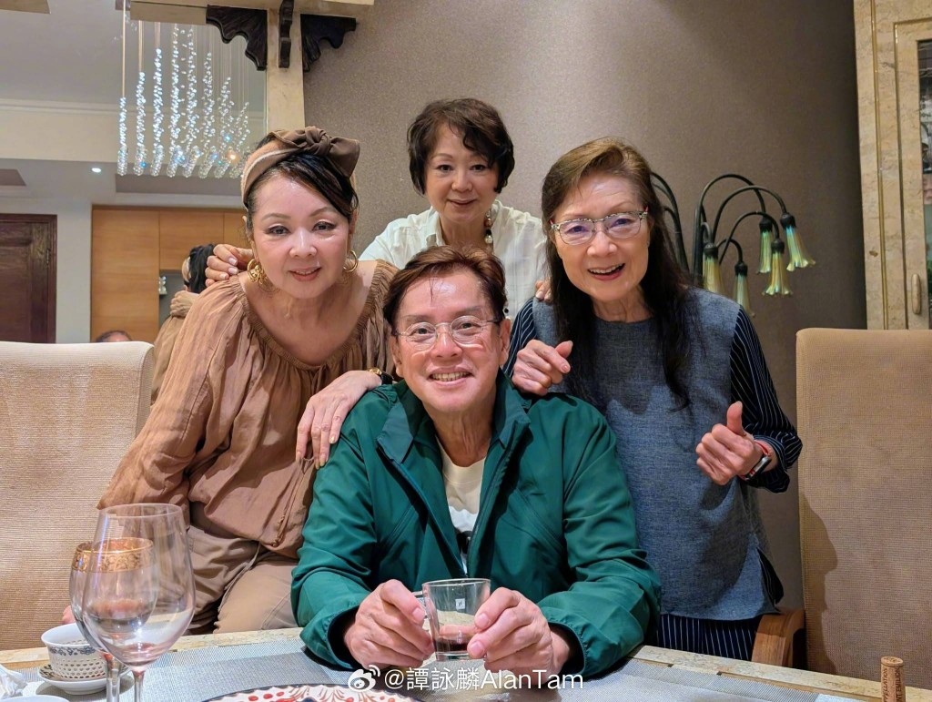 譚詠麟的三位姊妹笑容和藹、氣質優雅，一同為他慶祝演唱會成功。