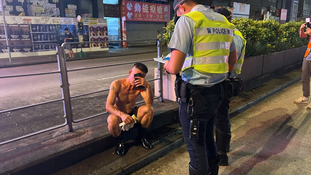 男司機赤裸上身在場接受調查。蔡楚輝攝 男司機赤裸上身在場接受調查。蔡楚輝攝