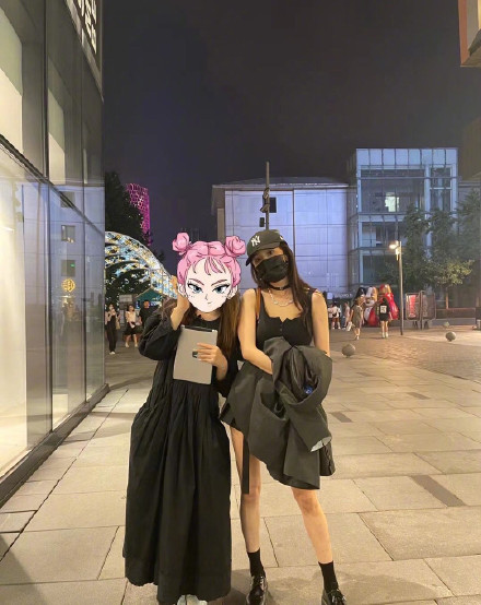 要求合照來者不拒。