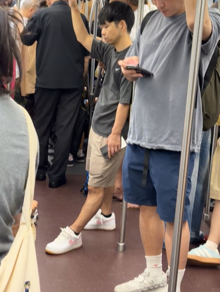 陳鍵鋒的大肚腩甚為顯眼。 陳鍵鋒的大肚腩甚為顯眼。