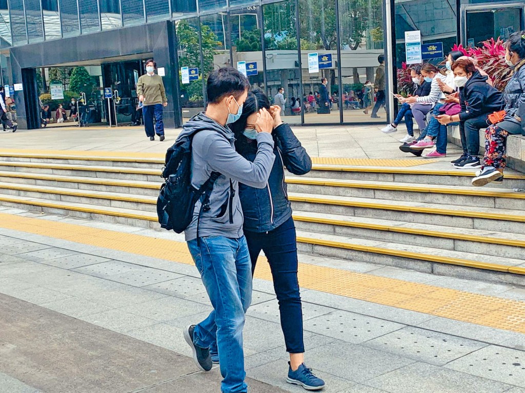 女咖啡師蕭樂婷（右）否認縱火及暴動等罪。