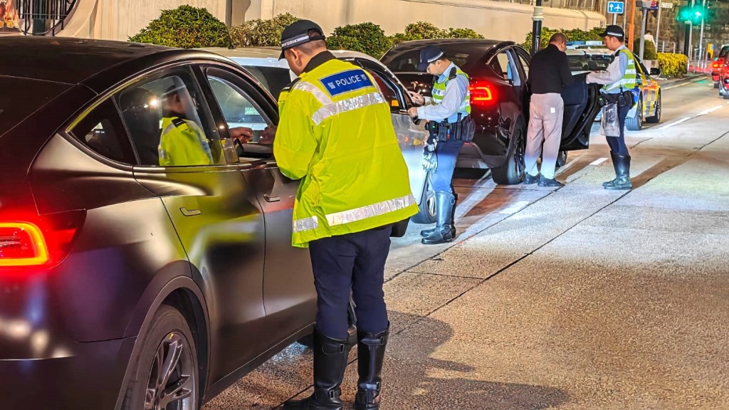 西九龍總區交通部人員在區內展開執法行動，打擊酒後駕駛及藥後駕駛等違例行為。