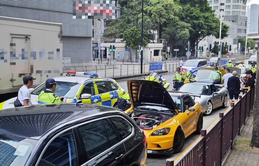 警方在西九龍區內主要幹道設置路障，截查車輛及向駕駛人士進行酒精呼氣測試。