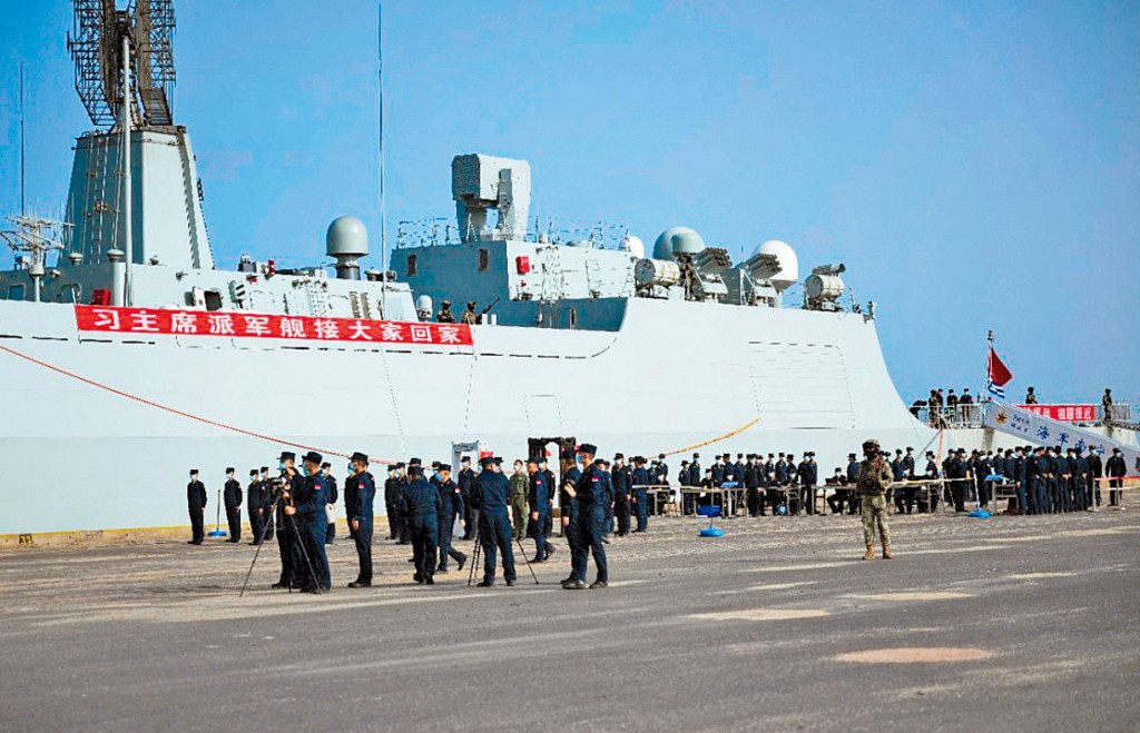 中國一艘軍艦26日停泊在蘇丹港口。