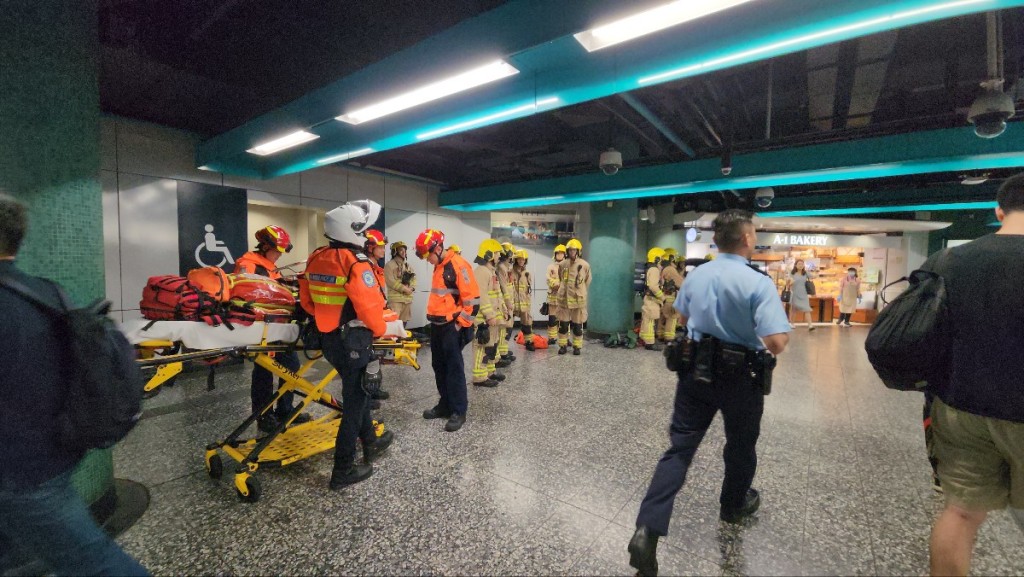 大批警員、消防員及港鐵工程人員進入鰂魚涌站。黃文威攝 大批警員、消防員及港鐵工程人員進入鰂魚涌站。黃文威攝