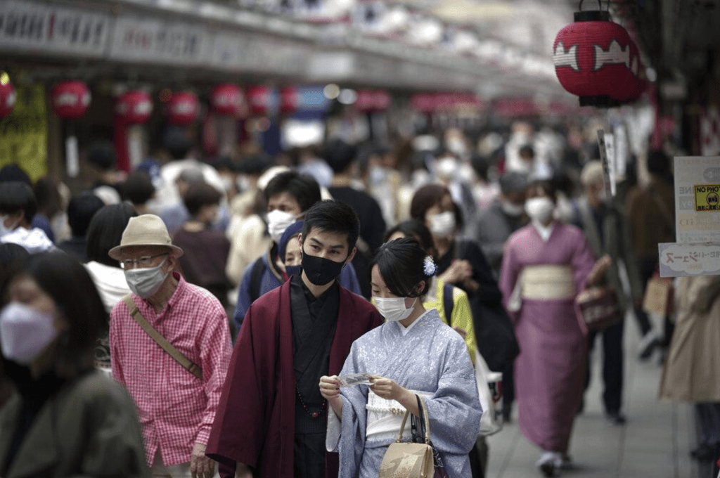 疫情放缓，日本再次出现大量游客。美联社