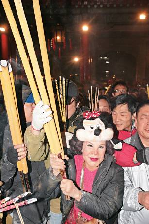 以往大年初一凌晨，黃夏蕙都悉心打扮去黃大仙祠上頭炷香，是著名的「頭炷香KOL」。