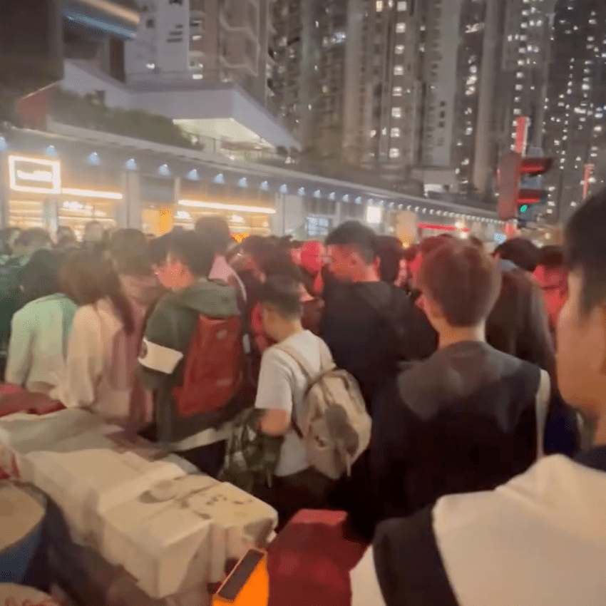 網上近日流傳新蒲崗彩虹道近大有街,下班繁忙時段人潮如鯽。Threads:motat.tt 網上近日流傳新蒲崗彩虹道近大有街,下班繁忙時段人潮如鯽。Threads:motat.tt