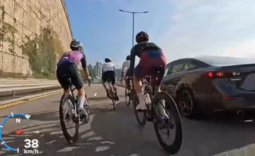 私家車被迫駛貼右方路壆以避免意外。fb車cam L（香港群組）截圖