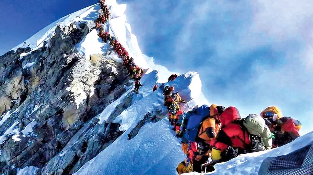 海拔8,000米的珠峰「死亡区」，不少人因身体不支丧命。 网图