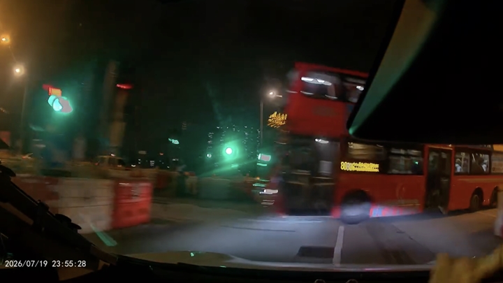 九巴疑衝紅燈轉彎。fb車cam L（香港群組）影片截圖