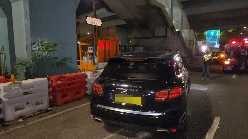 長沙灣連翔道私家車撞水馬翻側 57歲司機涉酒駕被捕。黎志偉攝 長沙灣連翔道私家車撞水馬翻側 57歲司機涉酒駕被捕。黎志偉攝