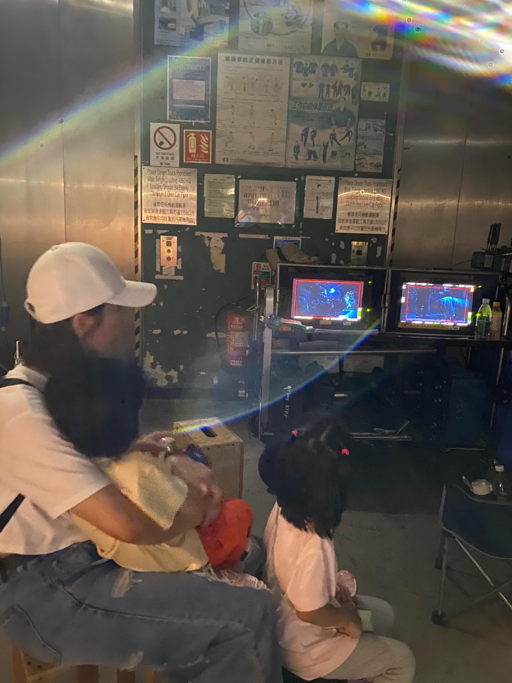 楊茜堯帶一對子女探羅子溢班,三人坐在導演熒幕前認真觀看拍攝。 楊茜堯帶一對子女探羅子溢班,三人坐在導演熒幕前認真觀看拍攝。