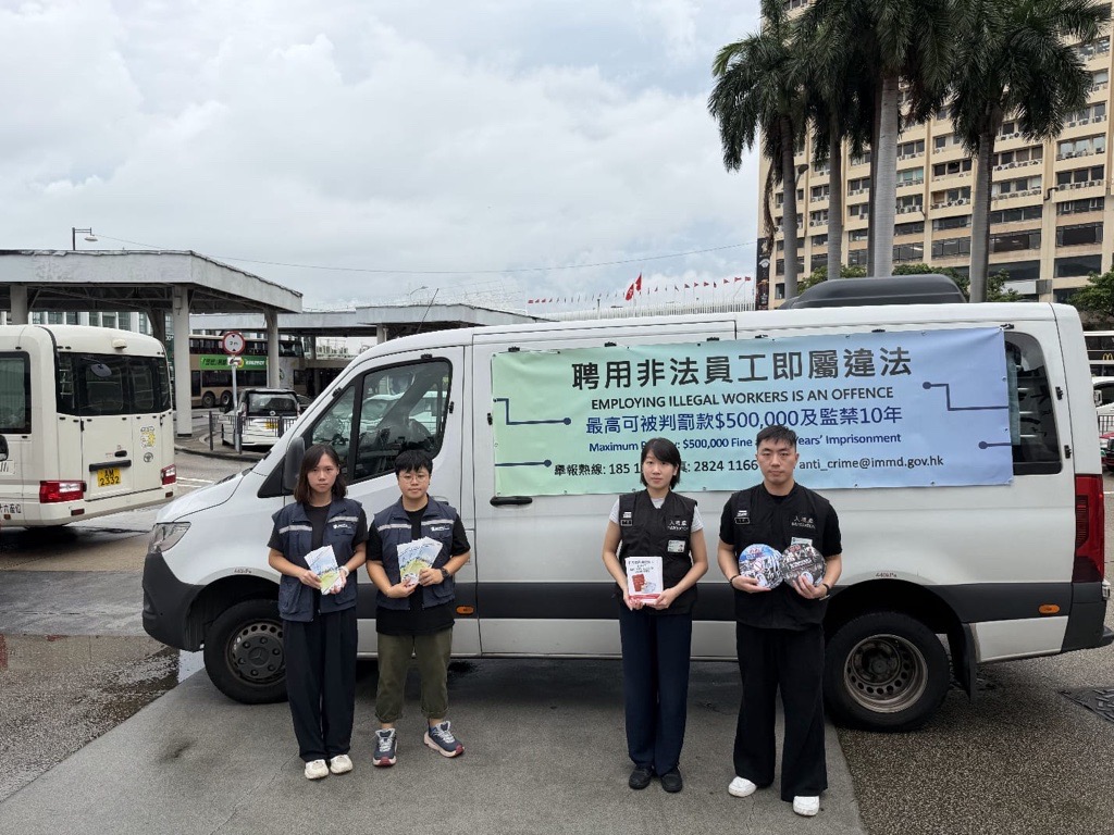 入境處聯同旅監局於尖沙咀向旅客派發宣傳單張，提醒切勿光顧非法導遊及「地陪」服務。旅監局圖片