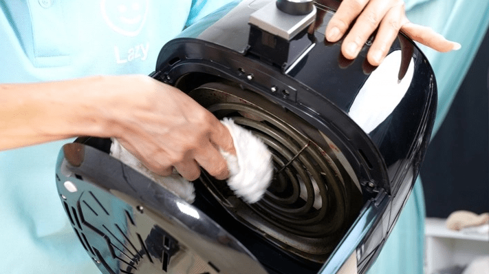 清潔氣炸鍋時不可使用鋼刷或硬質毛刷，以免損壞加熱板的塗層。（互聯網圖片）